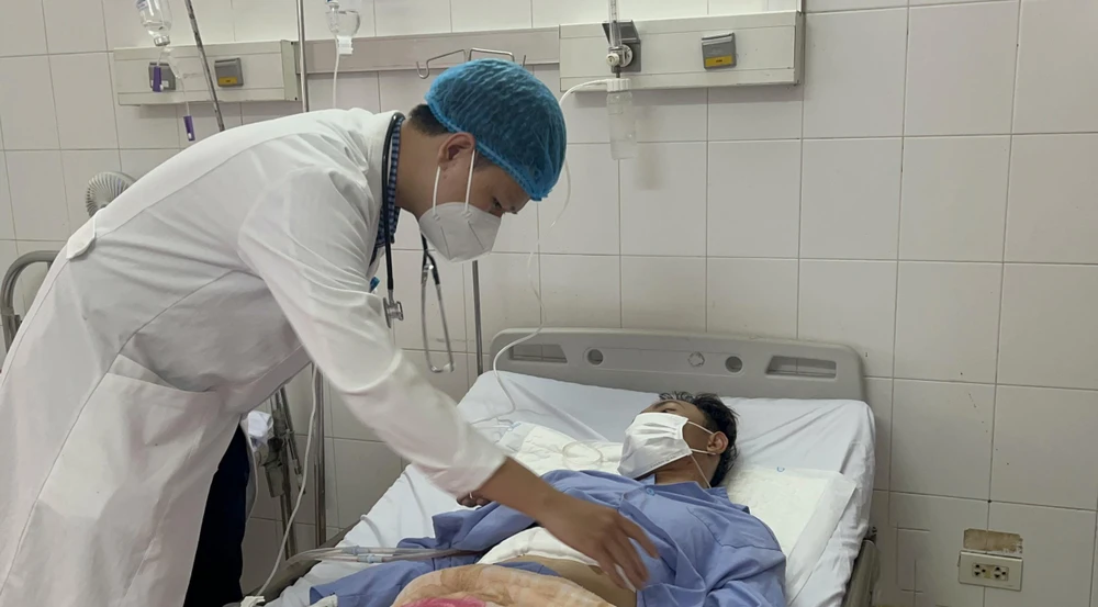 cọc gỗ đâm xuyên phổi