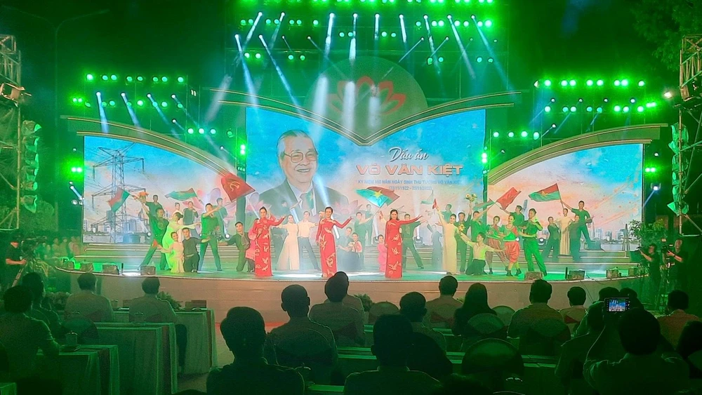 Chương trình nghệ thuật chính luận “Dấu ấn Võ Văn Kiệt”. Ảnh: HD