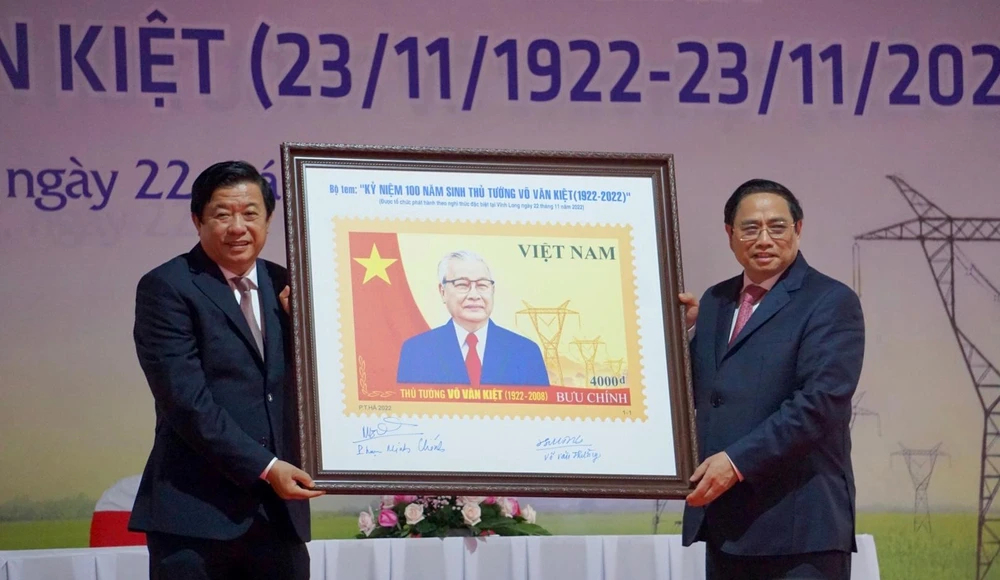 Bí thư Tỉnh uỷ Vĩnh Long Bùi Văn Nghiêm nhận tem "Kỷ niệm 100 năm sinh Thủ tướng Võ Văn Kiệt" từ Thủ tướng Phạm Minh Chính. Trên tem có chữ ký của Thủ tướng Phạm Minh Chính và Thường trực Ban bí thư Võ Văn Thưởng