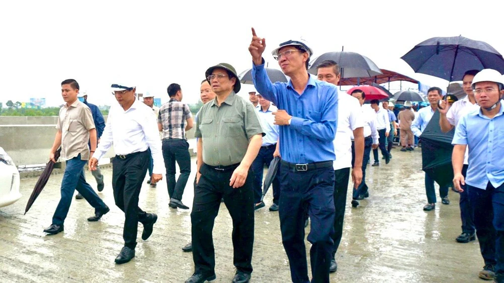 Thủ tướng kiểm tra cầu mỹ thuận 2