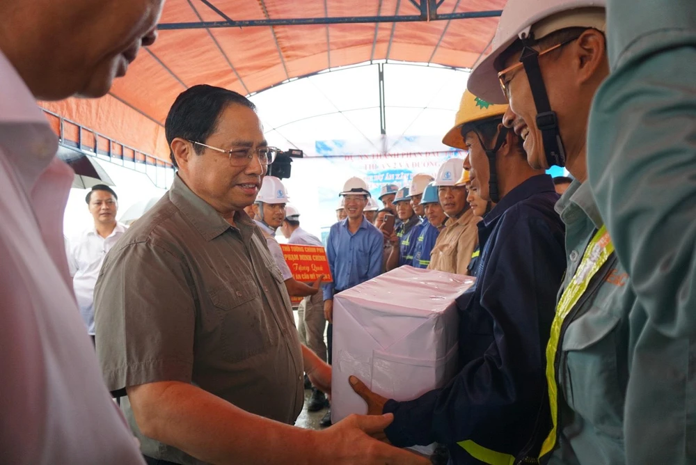 Thủ tướng kiểm tra cầu mỹ thuận 2