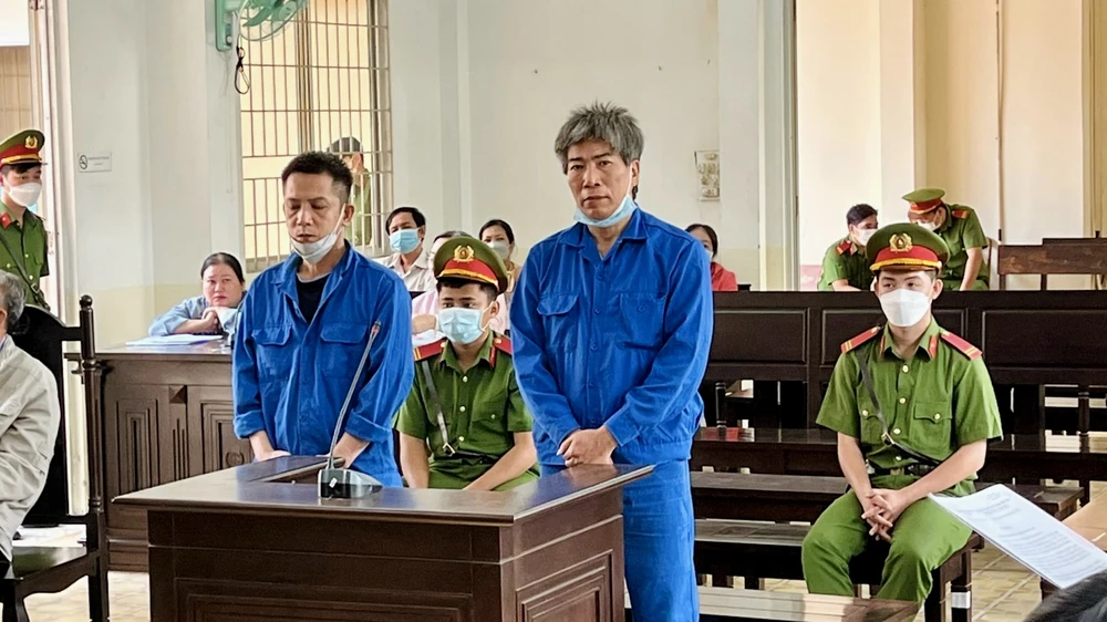 chiếm đoạt tiền trúng đấu giá