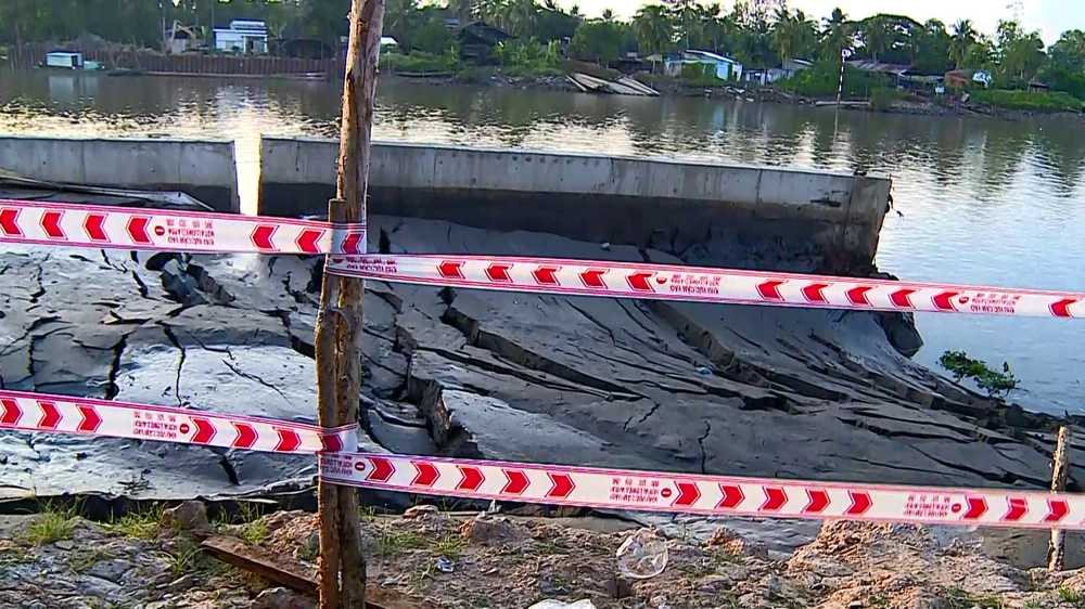 Sạt lở tại Công trình xây dựng đê bao sông Măng Thít (giai đoạn 2)