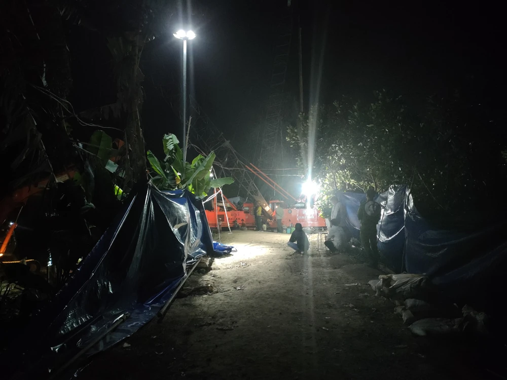 bé trai rơi trụ bê tông