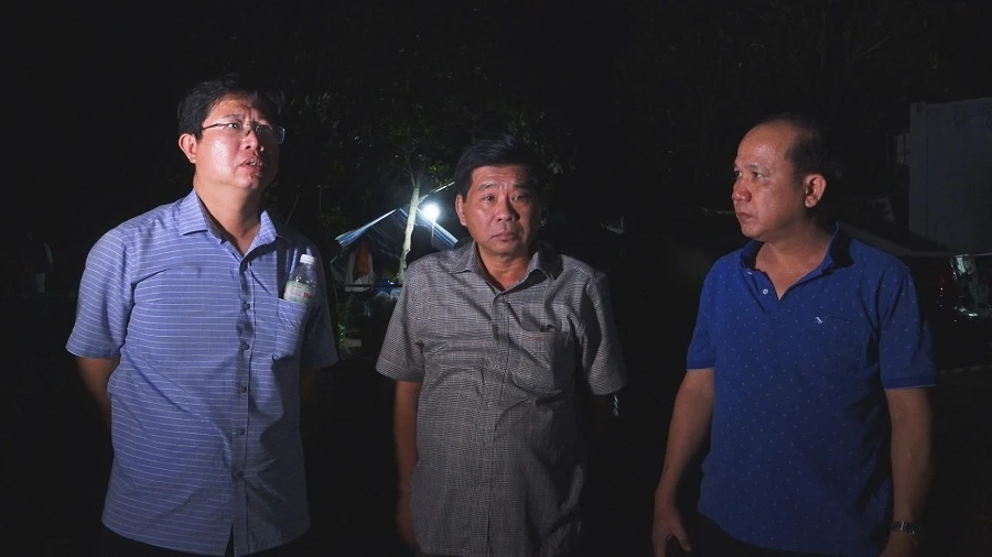 Phó chủ tịch UBND tỉnh Đồng Tháp Huỳnh Minh Tuấn cùng Đại tá Nguyễn Văn Hiểu - Giám đốc Công an tỉnh và ông Lê Hoàng Bảo trực tiếp đến hiện trường từ tối qua để chỉ đạo công tác ứng cứu. Phó chủ tịch UBND tỉnh Đồng Tháp Huỳnh Minh Tuấn cùng Đại tá Nguyễn Văn Hiểu - Giám đốc Công an tỉnh và ông Lê Hoàng Bảo trực tiếp đến hiện trường từ tối qua để chỉ đạo công tác ứng cứu.