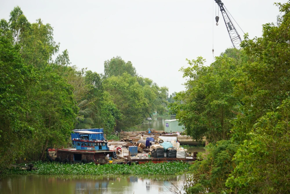 bé trai rơi trụ bê tông