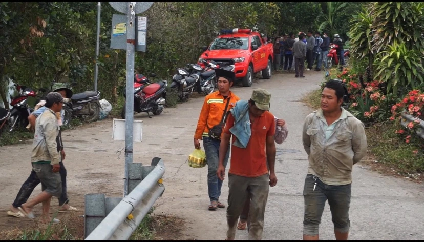 bé trai rơi trụ bê tông