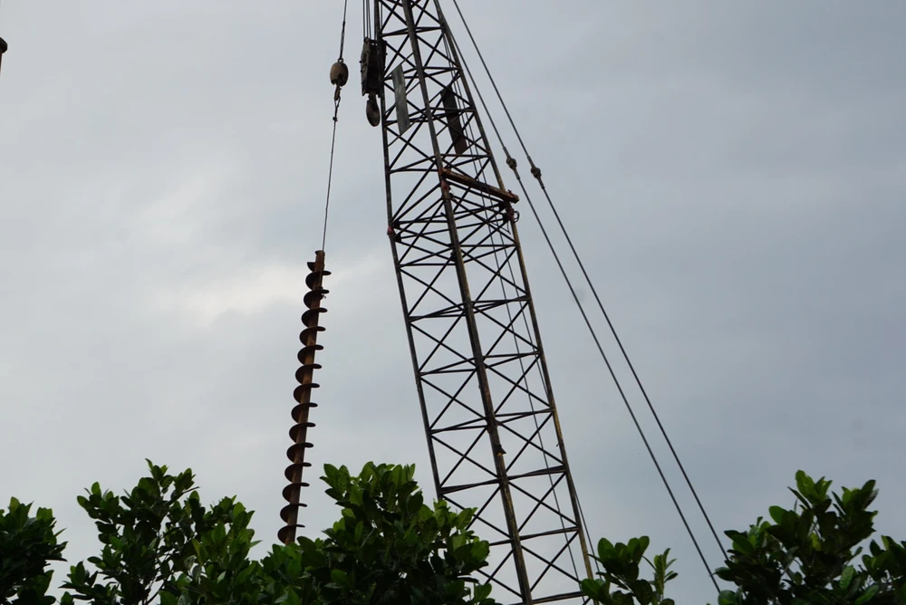 bé trai rơi trụ bê tông