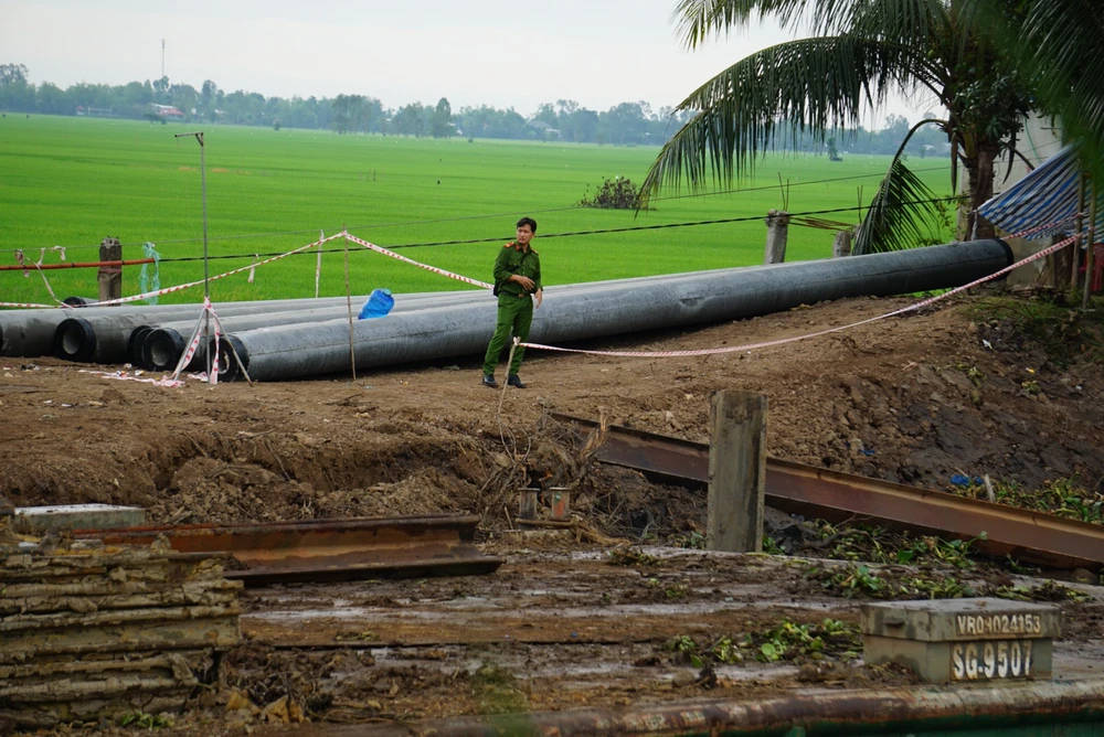 bé trai rơi trụ bê tông