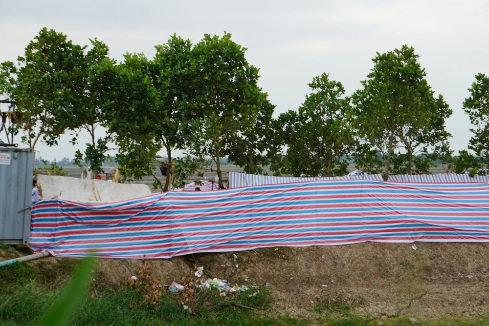 bé trai rơi trụ bê tông