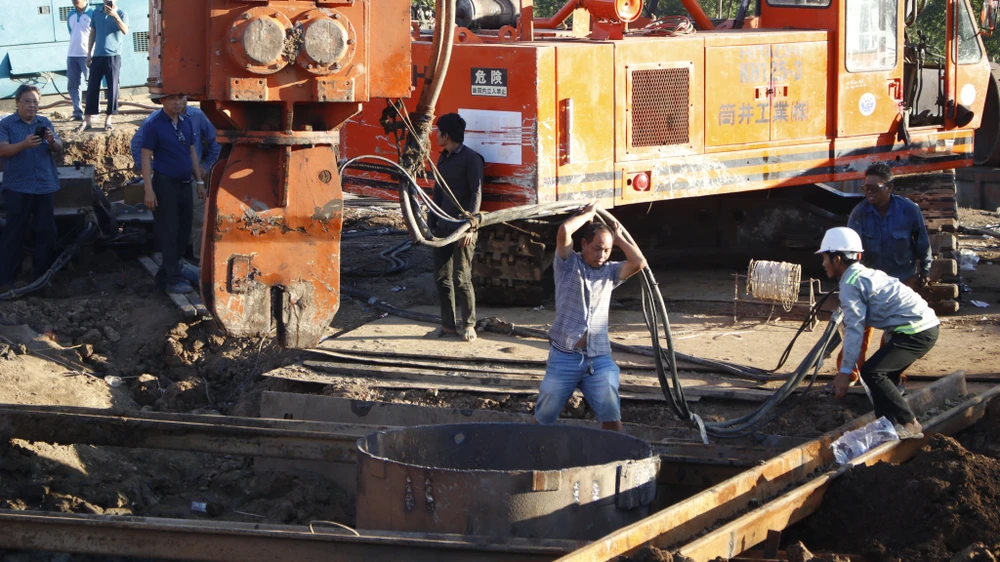 Lãnh đạo tỉnh và các ngành chuyên môn liên tục xuống hiện trường để nắm tình hình và chỉ đạo công tác cứu hộ.