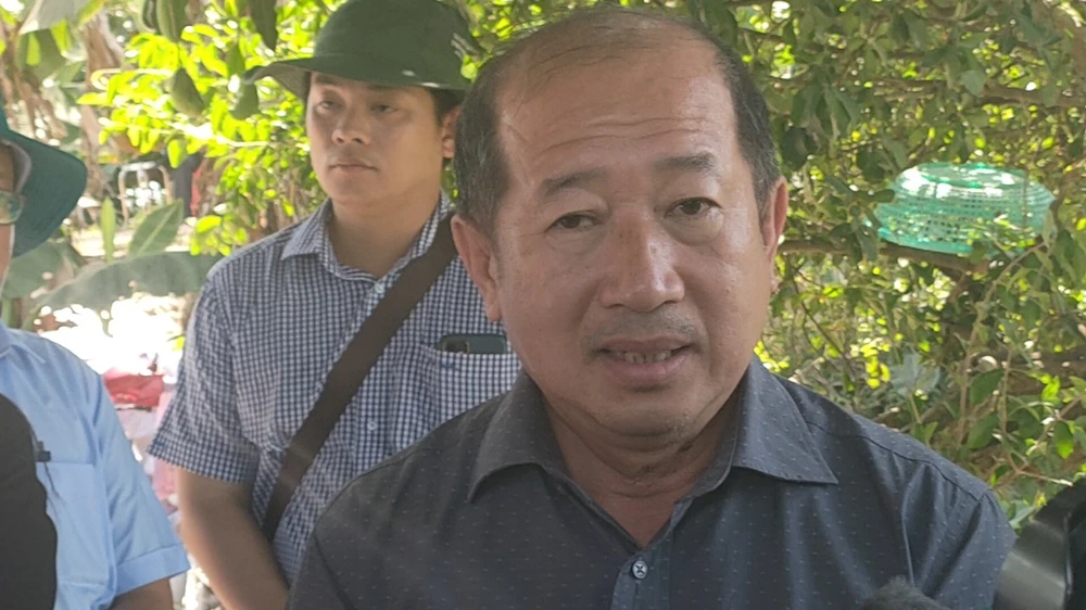 Phó Chủ tịch UBND tỉnh Đồng Tháp Đoàn Tấn Bửu thông tin với báo chí vào trưa 3-1.