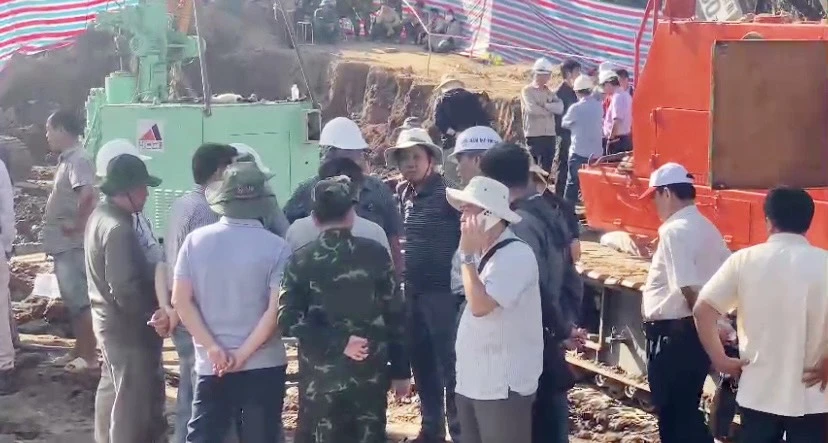 bé trai rơi xuống trụ bê tông