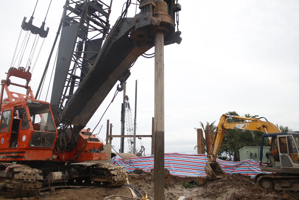 bé trai rơi trụ bê tông