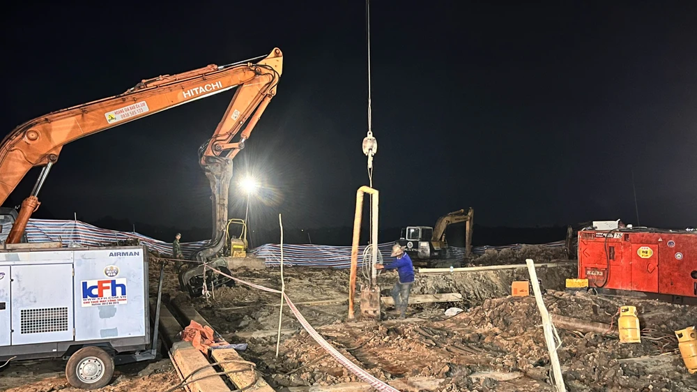 bé trai rơi trụ bê tông