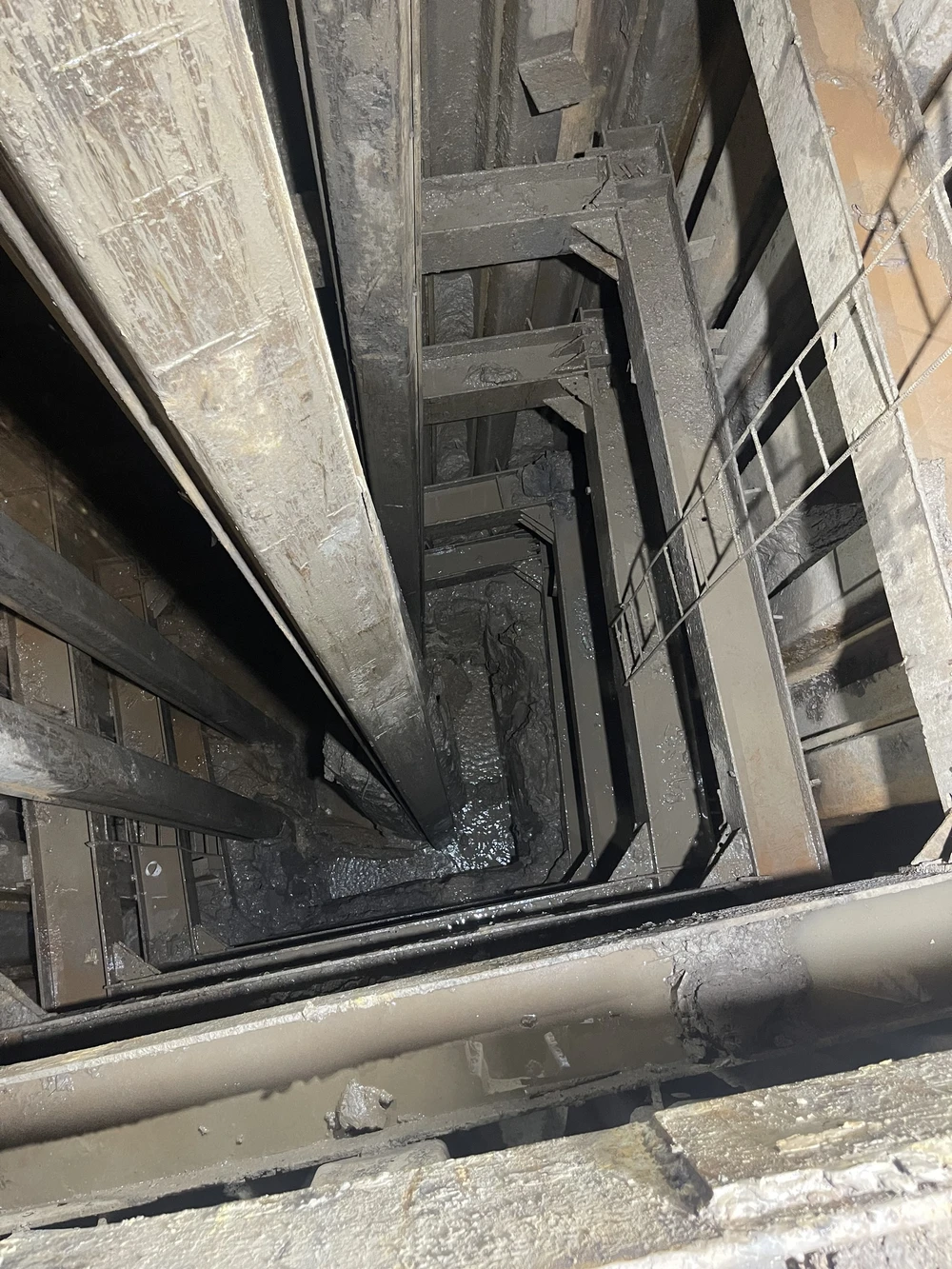 bé trai rơi trụ bê tông