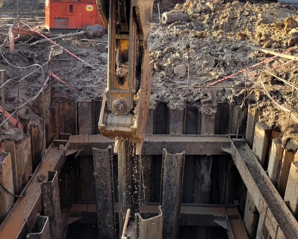 bé trai rơi trụ bê tông