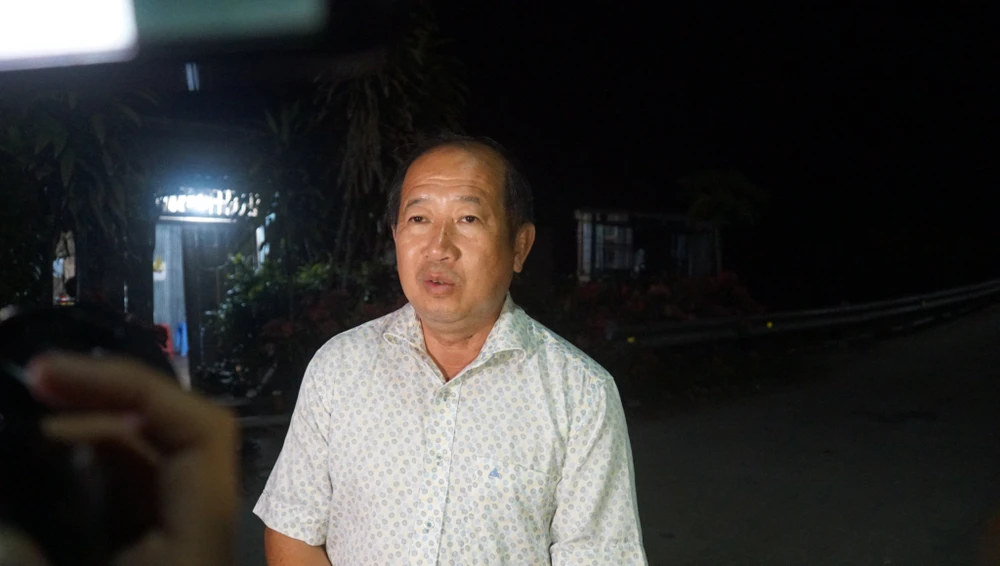 bé trai rơi trụ bê tông