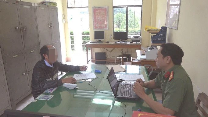 bé trai rơi trụ bê tông