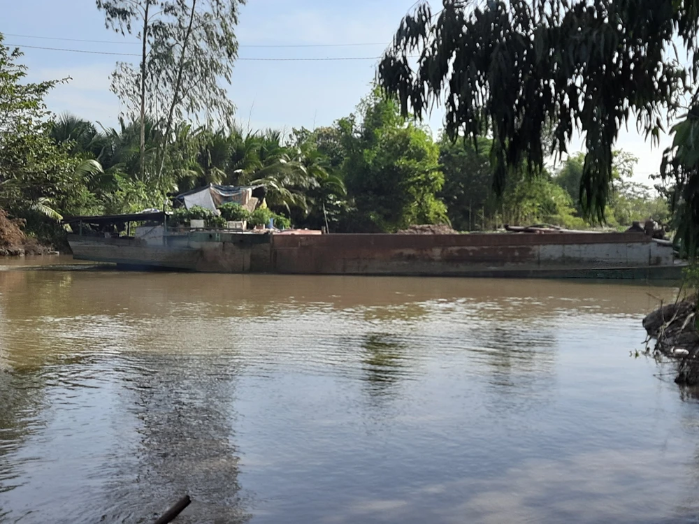 bé trai rơi trụ bê tông