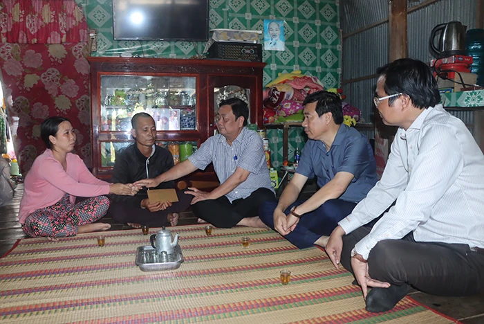 bé trai rơi trụ bê tông