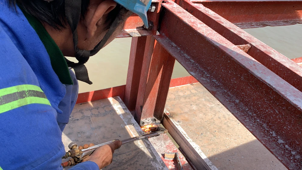 Công nhân vẫn miệt mài làm việc trên công trường cầu Mỹ Thuận 2