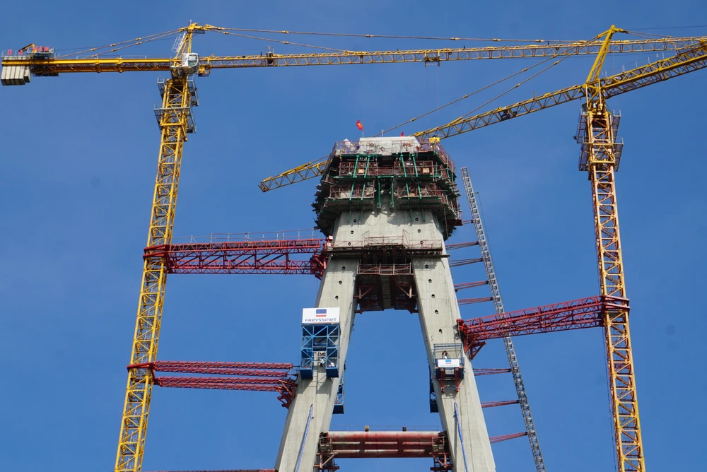 Phần tháp trụ 16 gần bước vào giai đoạn cuối