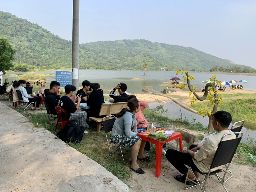 Huyện Tri Tôn, An Giang với nhiều phong cảnh đẹp thu hút rất nhiều khách du lịch, đặc biệt là các bạn trẻ. Ảnh: HD