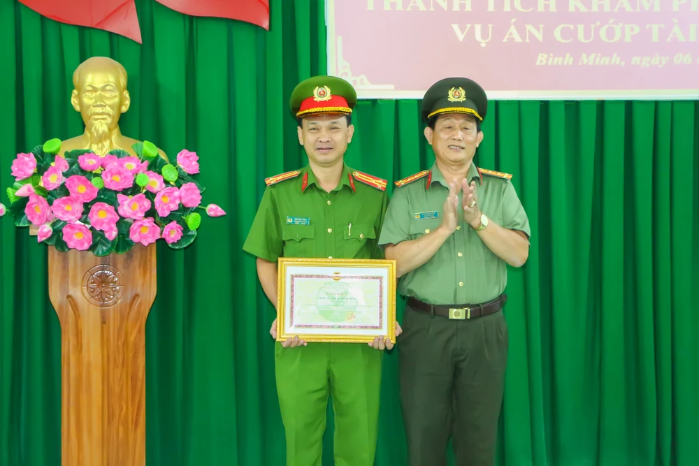 khen thưởng công an vĩnh long