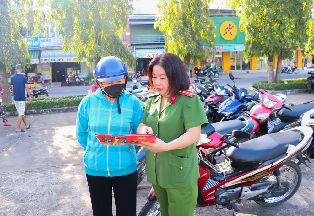 giao nộp vũ khí nhận quà