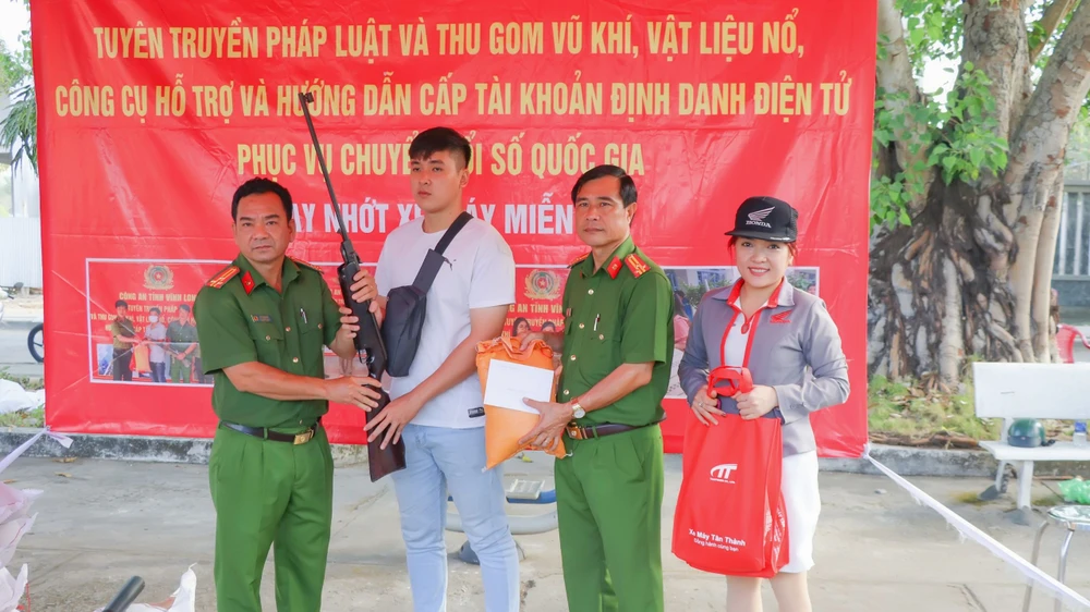 giao nộp vũ khí nhận quà