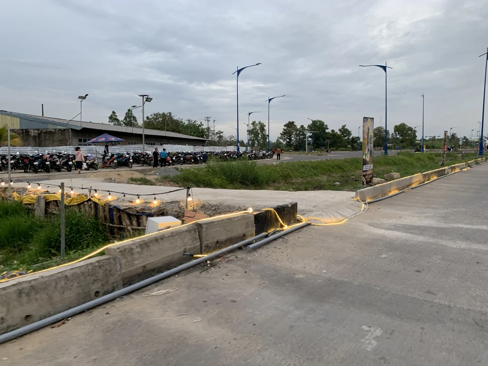 nhà hàng trên đất lúa