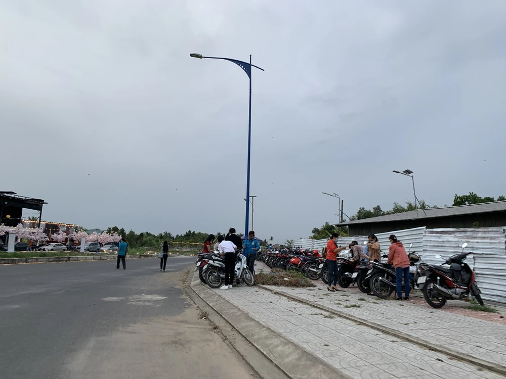 Vỉa hè thành bãi giữ xe cho nhà hàng