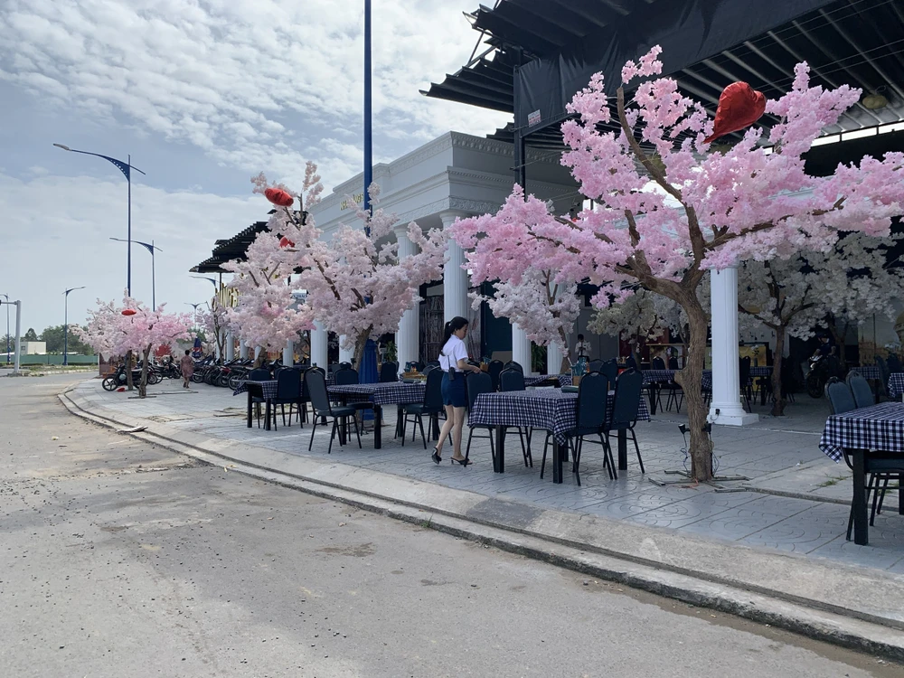 nhà hàng trên đất lúa