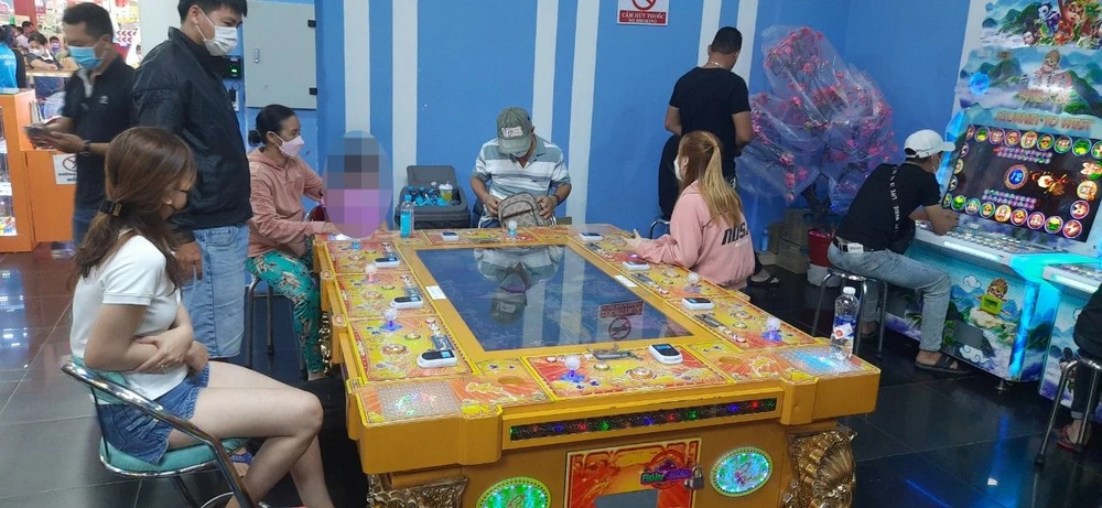 Lực lượng chức năng lập biên bản, làm việc với 12 người tại khu vực game bắn cá
