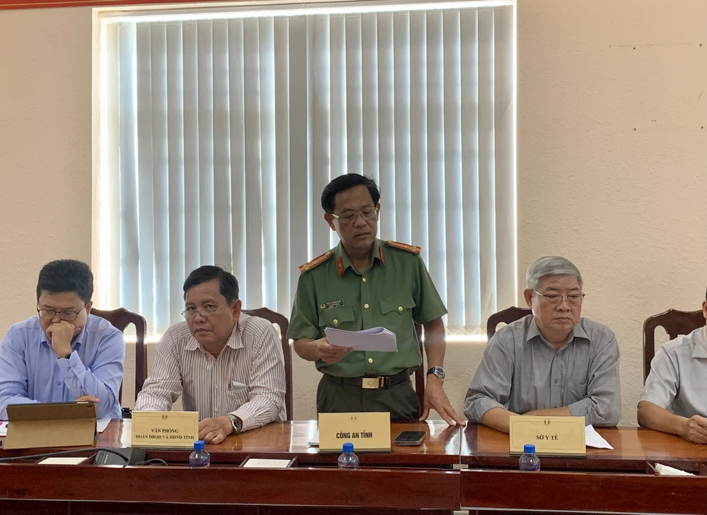 bé trai rơi trụ bê tông