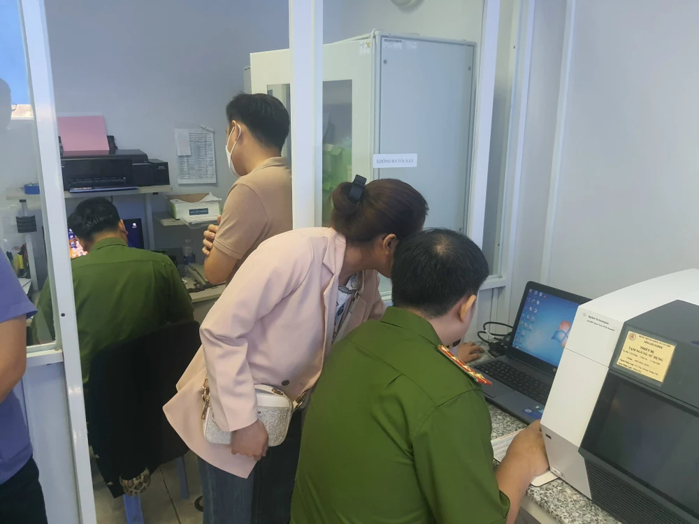 Cấu kết việt á