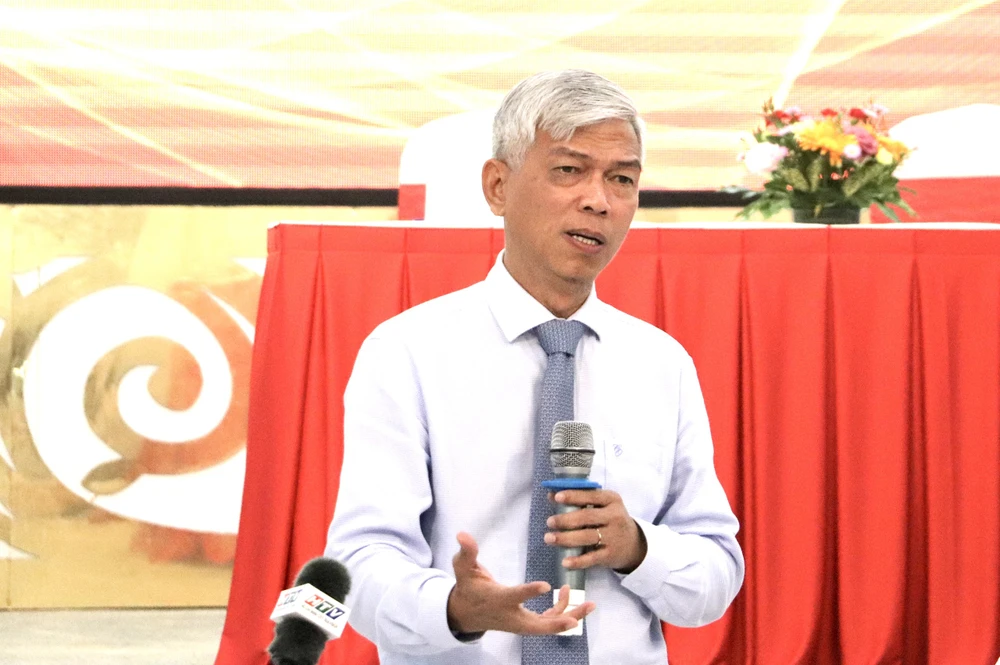 Phó chủ tịch UBND TP.HCM Võ Văn Hoan giải đáp nút thắt giữa doanh nghiệp phân phối và cung ứng. Ảnh: HD