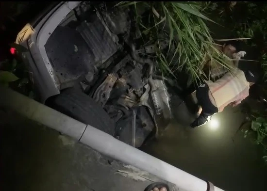 xe lao xuống kênh