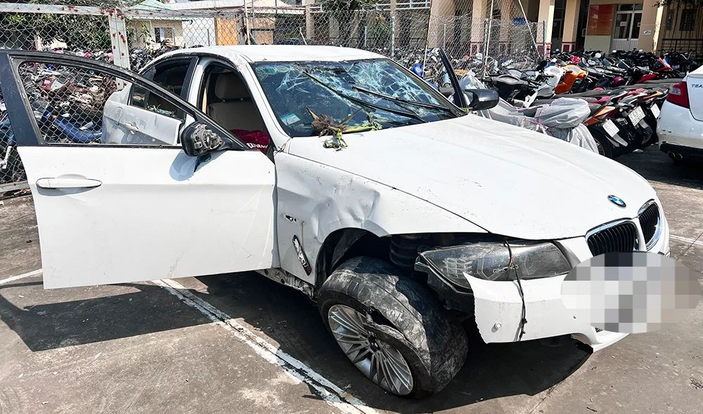 xe lao xuống kênh