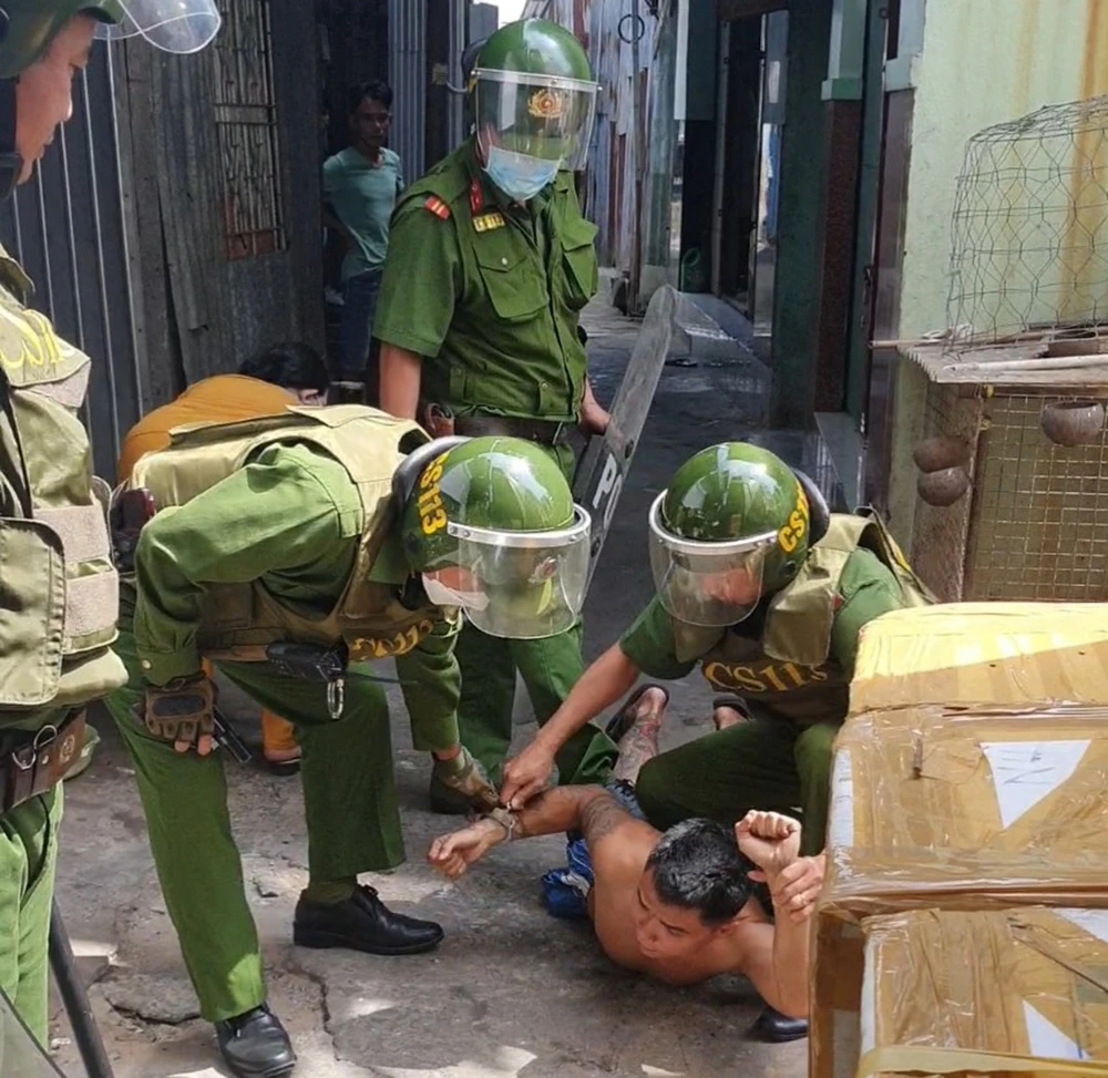Lực lượng công an khống chế bắt giữ thanh niên ngáo đá, đâm cha