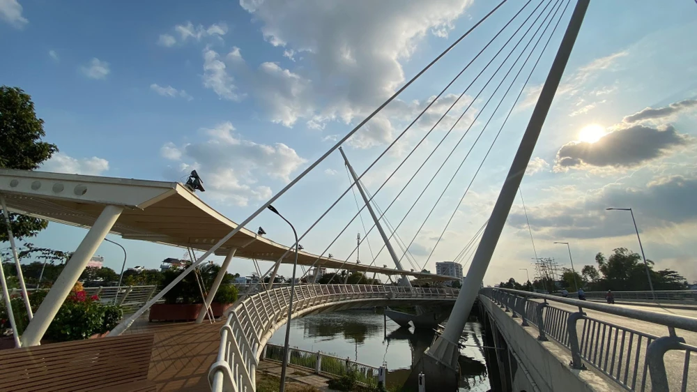 Tạm ngưng phương án tham quan cầu Nguyễn Thái Học, chuyển qua thử tải chuyển động tĩnh.