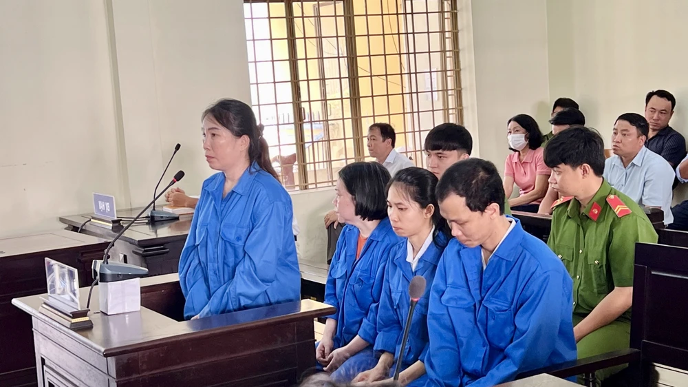 hiệu trưởng tham ô