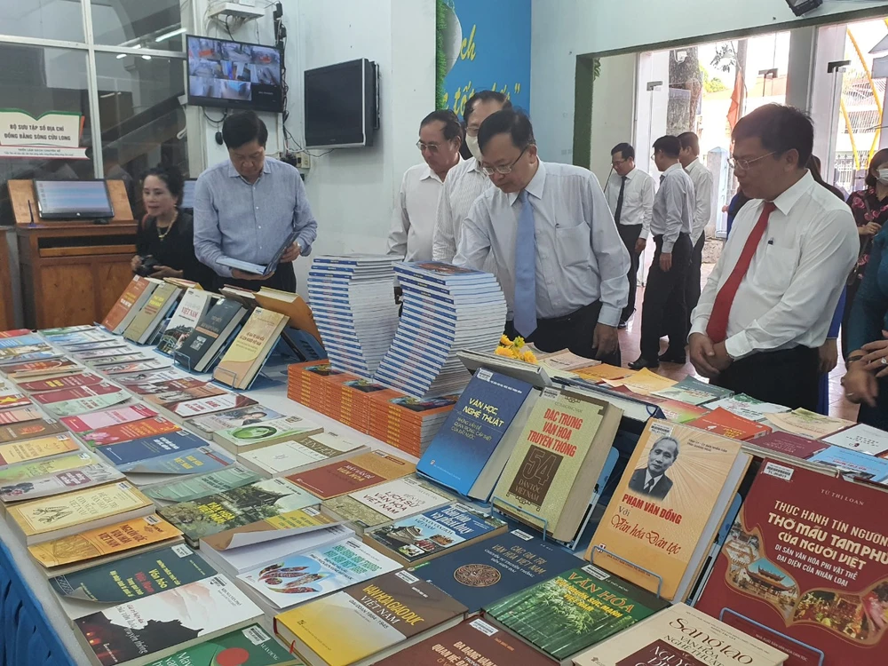 triễn lãm sách cần thơ