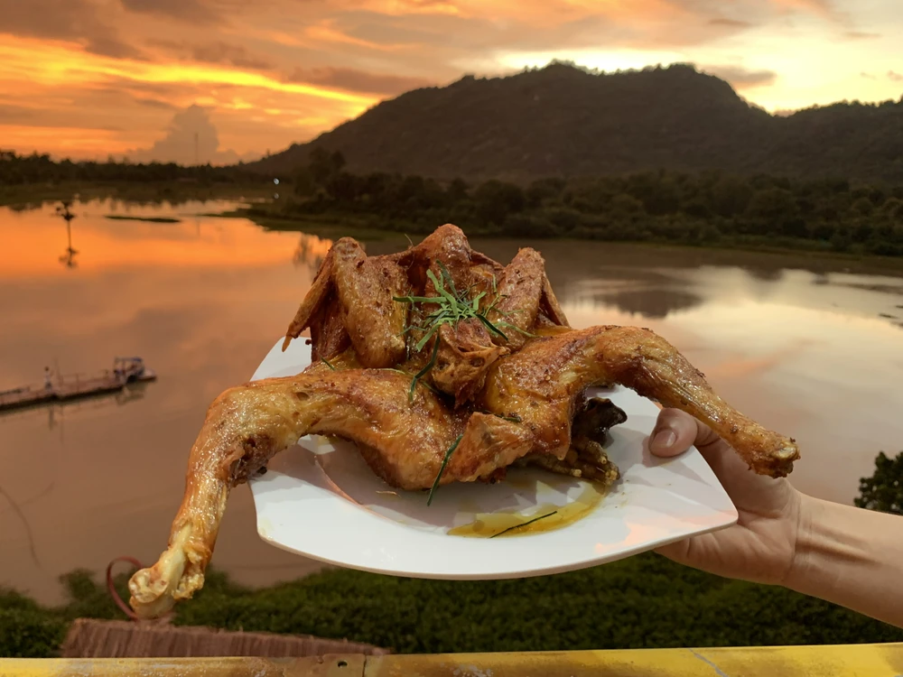 Gà đốt là món ăn đặc sắc, du khách nào đến Tri Tôn cũng phải tìm thưởng thức