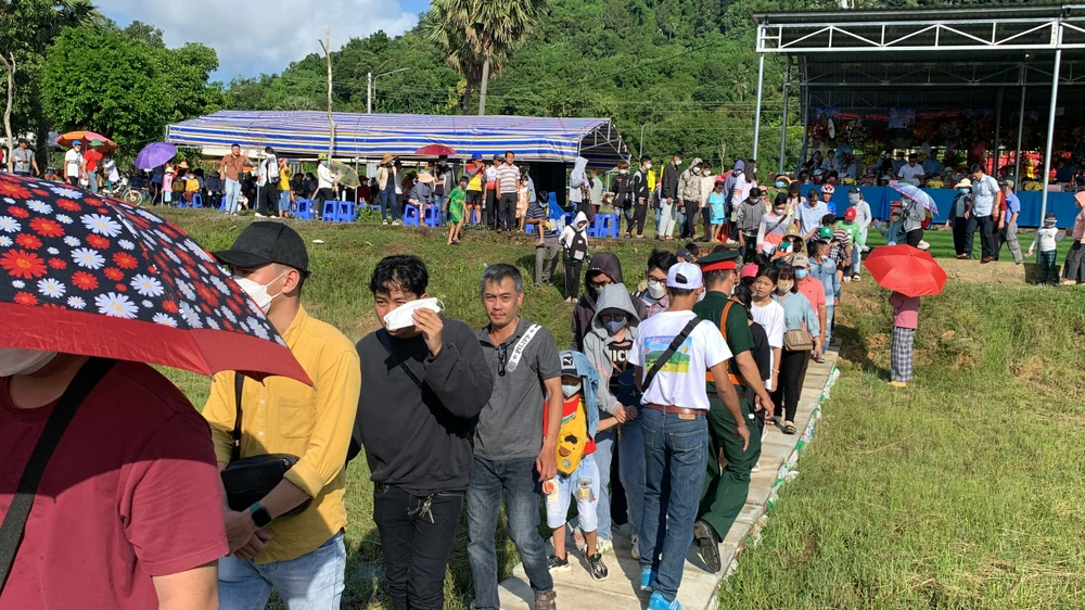 Vào các dịp lễ rất đông du khách đến Tri Tôn vui chơi, thưởng thức cảnh đẹp thiên nhiên