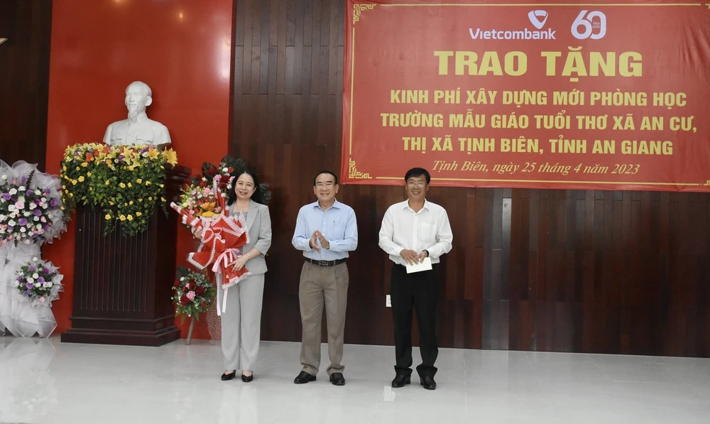 Phó Chủ tịch nước Võ Thị Ánh Xuân nhận hoa cảm ơn từ lãnh đạo địa phương