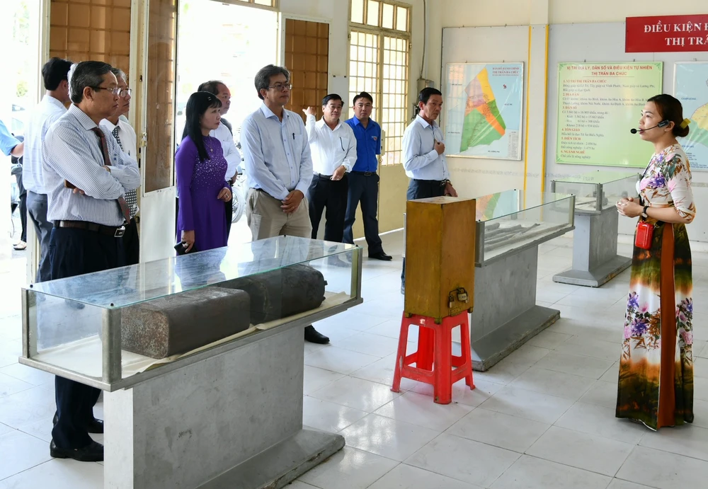 Các đại biểu nghe thuyết trình tóm tắt diễn biến chiến tranh Biên giới Tây Nam và tội ác của bọn diệt chủng Pol Pot Ieng Sary