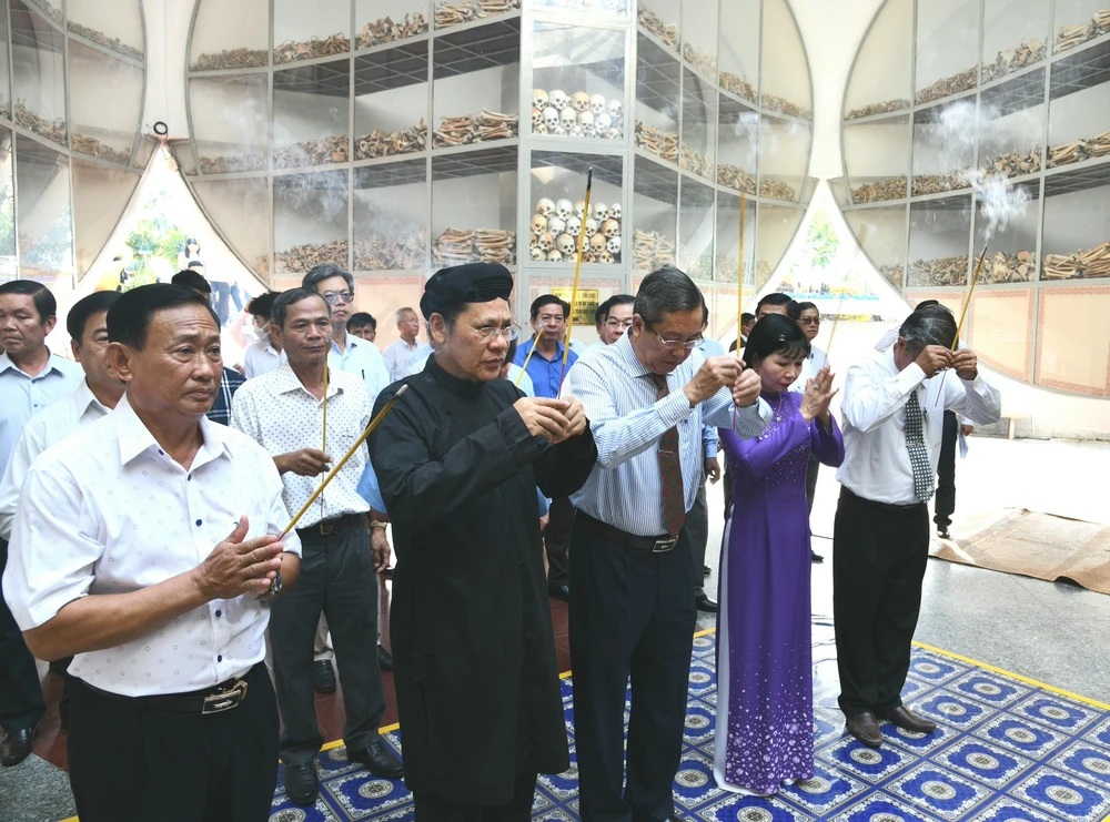 Các đại biểu đã đến dâng hoa, dâng hương tưởng nhớ 3.157 người dân vô tội bị thảm sát