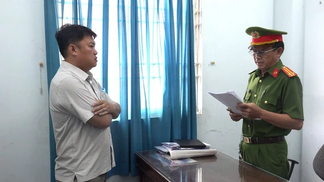 giám đốc làm giả tài liệu